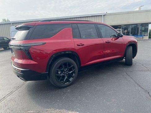 Used 2024 Chevrolet Traverse RS image 3