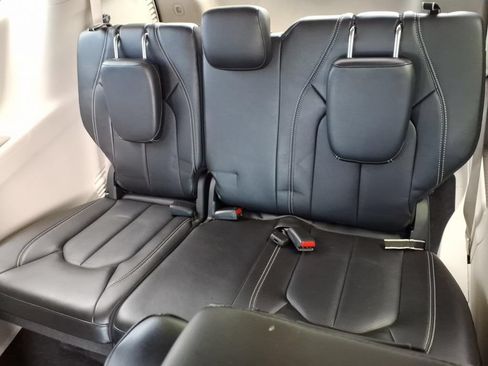 Used 2024 Chrysler Pacifica Touring-L FWD image 13