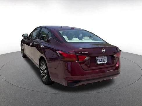 Used 2025 Nissan Altima 2.5 SV FWD image 10