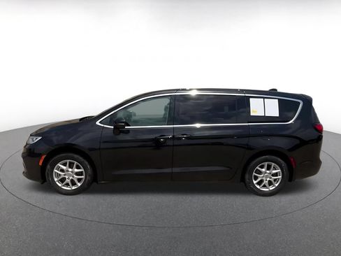 Used 2023 Chrysler Pacifica Touring-L FWD image 8