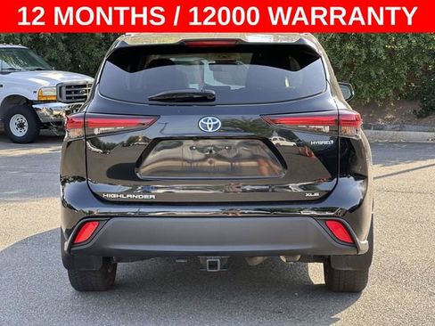 Used 2024 Toyota Highlander XLE AWD/4WD image 3