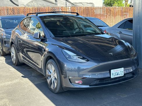 Used 2023 Tesla Model Y Long Range AWD/4WD image 2