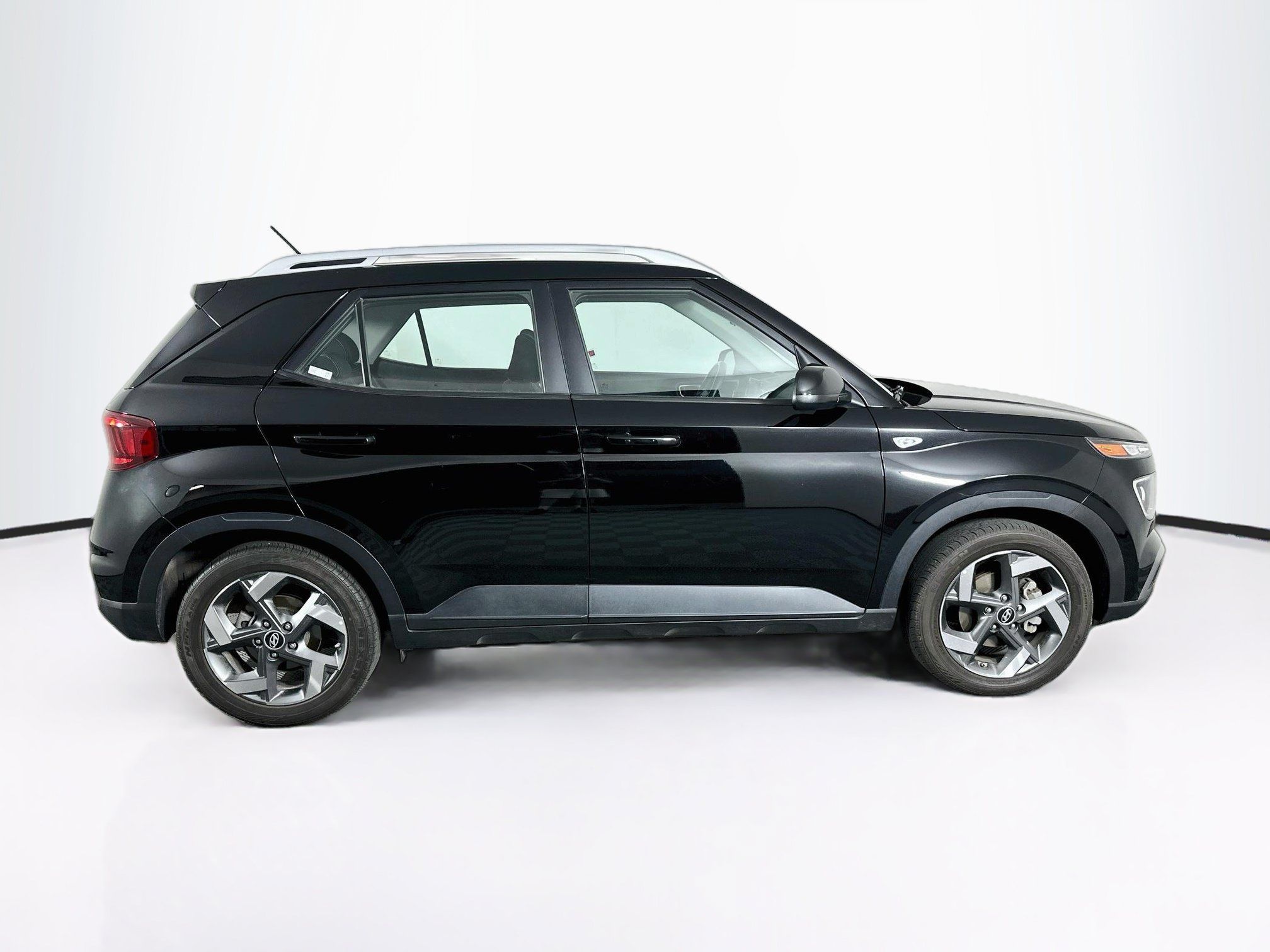 Used 2025 Hyundai Venue SEL FWD image 9