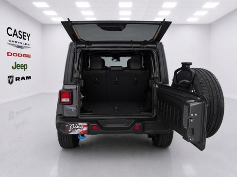 Used 2024 Jeep Wrangler Unlimited w/ Convenience Group AWD/4WD image 10