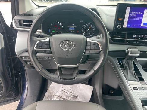 Used 2025 Toyota Sienna XLE FWD image 23