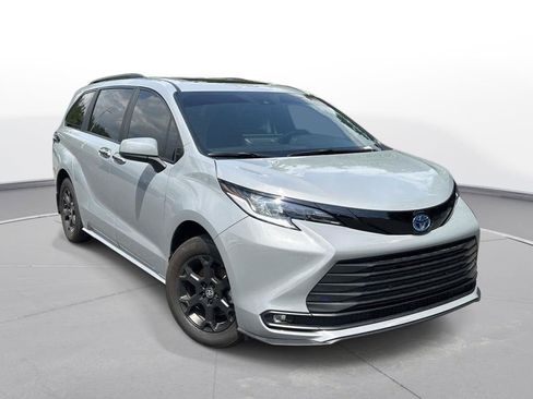 Used 2025 Toyota Sienna XLE Woodland Edition AWD/4WD image 4