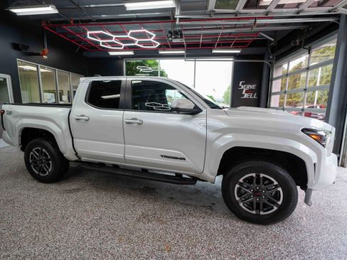 Used 2024 Toyota Tacoma TRD Sport w/ TRD Sport Premium Package AWD/4WD image 5