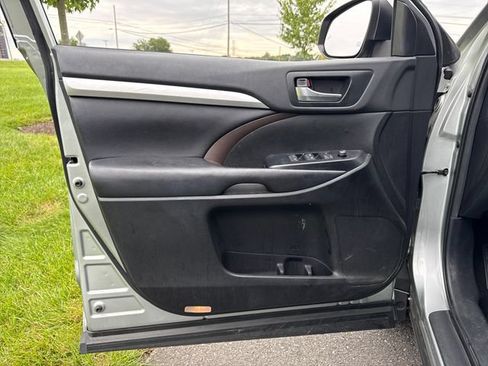 Used 2019 Toyota Highlander XLE AWD/4WD image 24