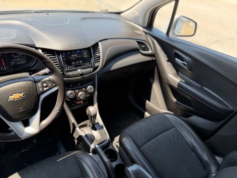Used 2020 Chevrolet Trax LT w/ LT Convenience Package FWD image 17