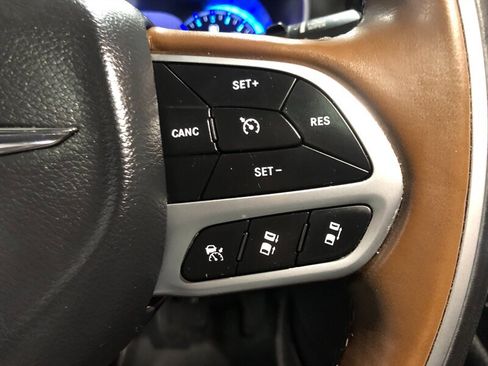 Used 2018 Chrysler Pacifica Limited w/ Tire & Wheel Group FWD image 12