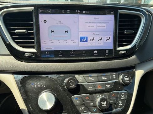 Used 2024 Chrysler Pacifica Touring-L image 15