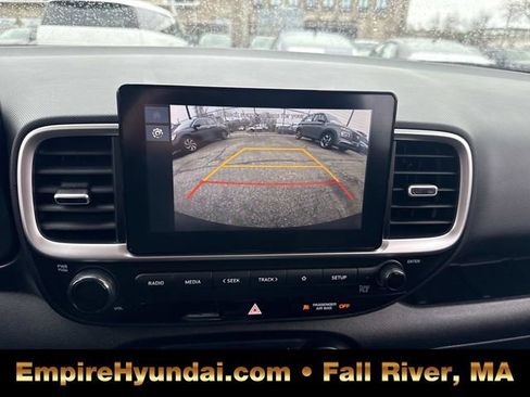 Used 2025 Hyundai Venue SE image 21