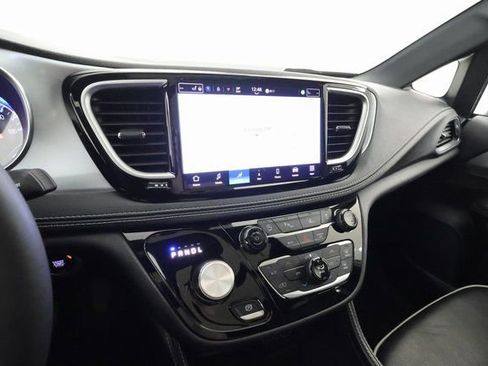 Used 2025 Chrysler Pacifica Limited image 14