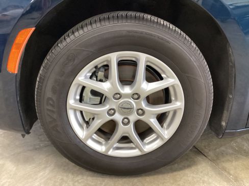 Used 2024 Chrysler Pacifica Touring-L FWD image 10