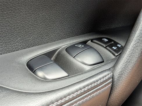 Used 2020 Nissan Rogue SV image 27