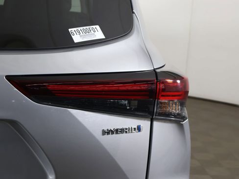 Used 2024 Toyota Highlander XLE AWD/4WD image 17