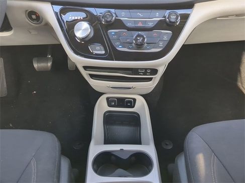 Used 2018 Chrysler Pacifica Touring w/ Tire & Wheel Group image 22