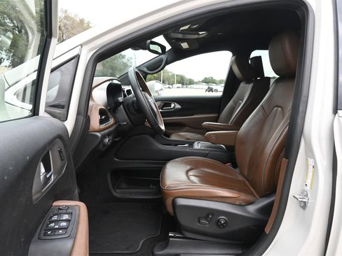 Used 2021 Chrysler Pacifica Limited w/ Uconnect Theater Family Group image 18