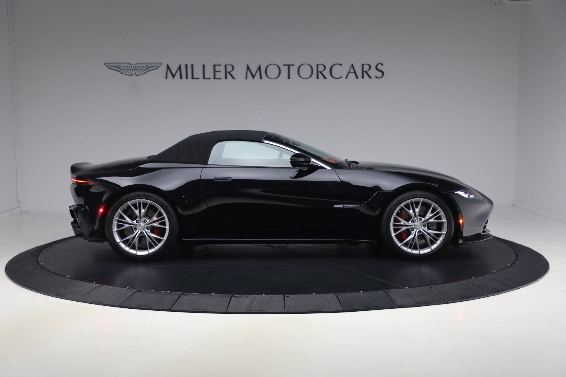 Used 2021 Aston Martin V8 Vantage Roadster RWD image 21