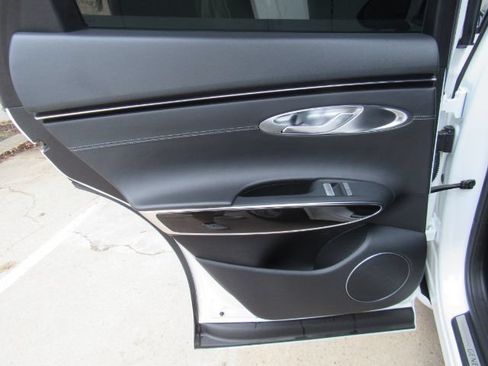 Used 2022 Genesis GV70 2.5T AWD/4WD image 16