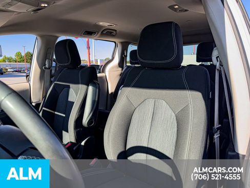 Used 2023 Chrysler Voyager LX FWD image 9