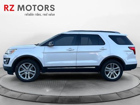 Used 2017 Ford Explorer XLT w/ Equipment Group 202A image 2