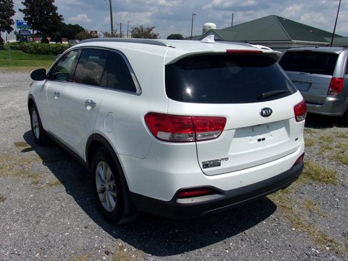 Used 2018 Kia Sorento FWD image 6