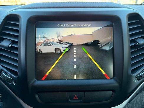 Used 2018 Jeep Cherokee Latitude Plus image 14