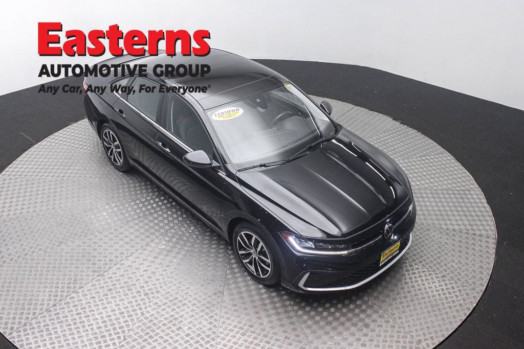Used 2025 Volkswagen Jetta SE FWD image 4