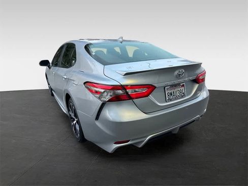 Used 2019 Toyota Camry SE image 4