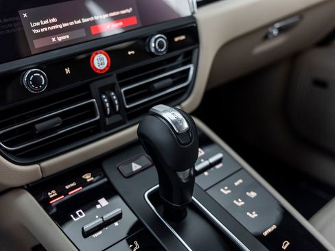 Certified 2026 Porsche Macan AWD/4WD image 31