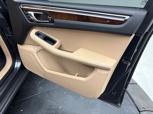 Certified 2024 Porsche Macan AWD/4WD image 23