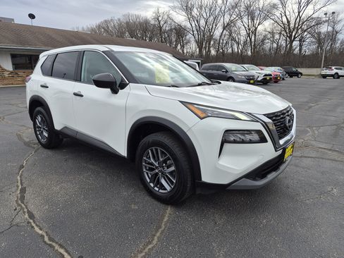 Used 2023 Nissan Rogue S AWD/4WD image 2