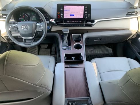 Used 2024 Toyota Sienna XLE FWD image 15