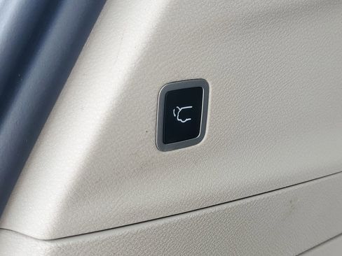 Used 2023 Chrysler Voyager LX FWD image 8