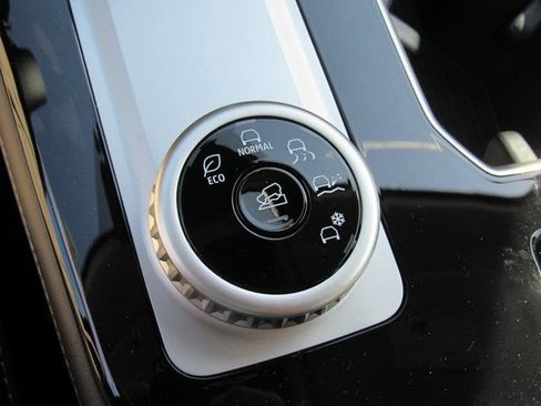 New 2025 Mitsubishi Outlander SE image 21