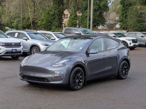 Used 2022 Tesla Model Y Long Range image 9
