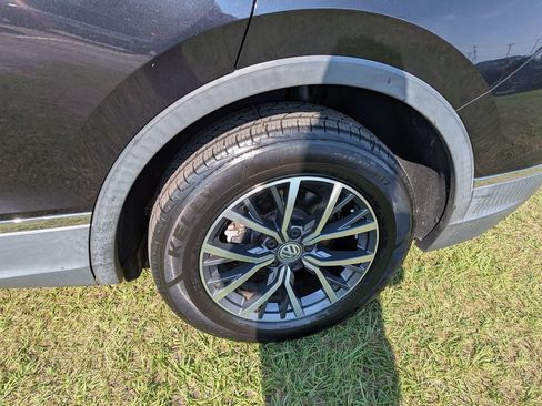 Used 2020 Volkswagen Tiguan SE w/ Panoramic Sunroof Package FWD image 5