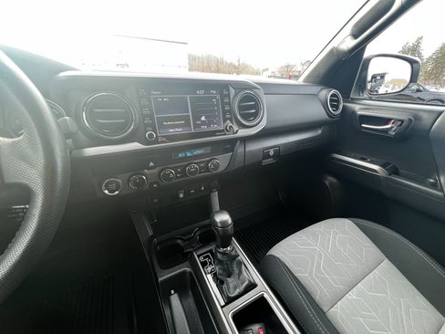 Used 2022 Toyota Tacoma TRD Sport image 14