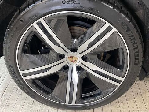 Certified 2025 Porsche Macan 4 Electric image 13