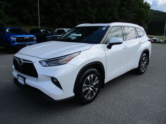 Used 2022 Toyota Highlander XLE AWD/4WD video 1