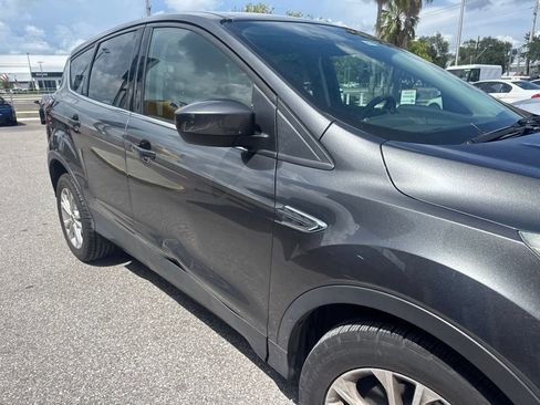 Used 2017 Ford Escape SE FWD image 3