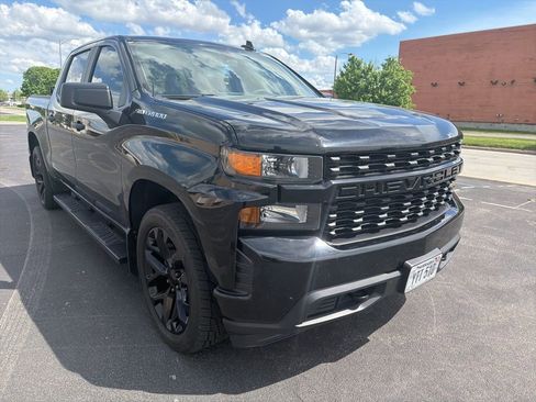 Used 2019 Chevrolet Silverado 1500 Custom w/ Custom Value Package AWD/4WD image 3