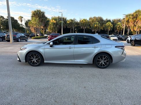 Used 2021 Toyota Camry SE FWD image 2
