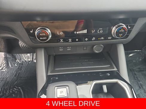 Used 2025 Mitsubishi Outlander AWD image 26