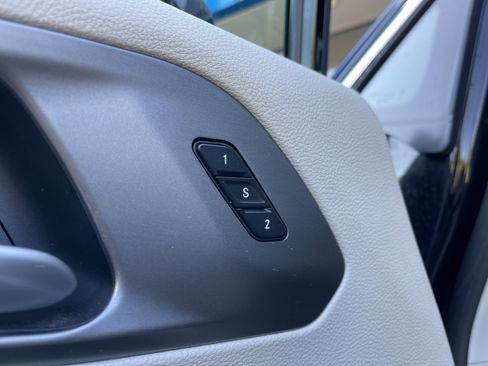 Used 2024 Chrysler Pacifica Touring-L image 16