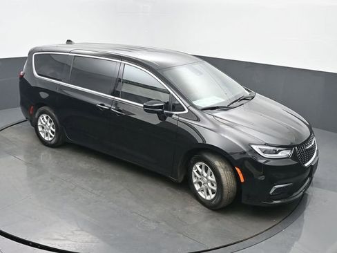Used 2025 Chrysler Pacifica Select image 44