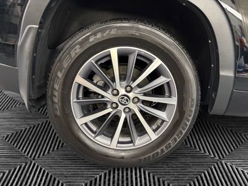 Used 2018 Toyota Highlander XLE AWD/4WD image 33