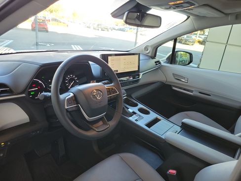 Used 2025 Toyota Sienna XLE image 12