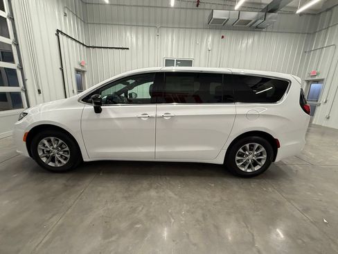 New 2026 Chrysler Pacifica Limited FWD image 8